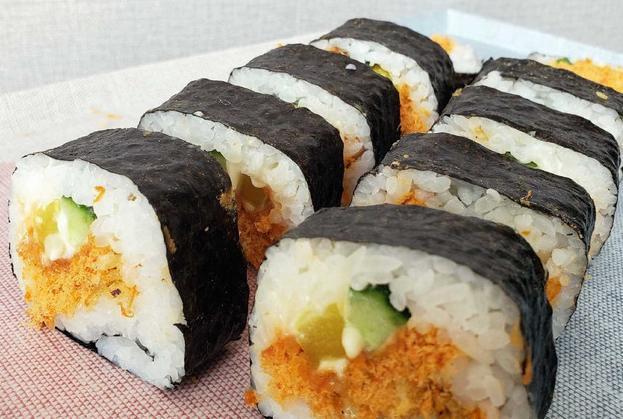 如何用简单的食材制作美味寿司