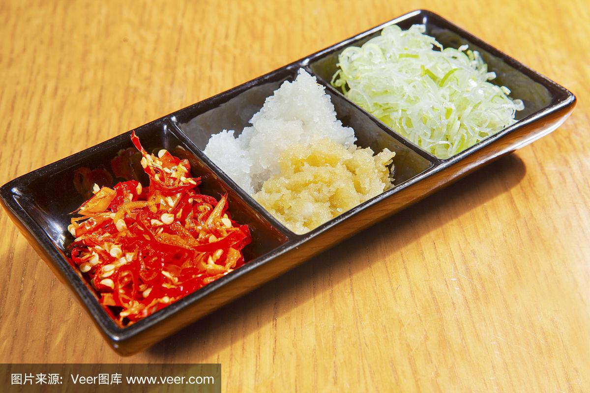如何用香料提升寿司的独特风味