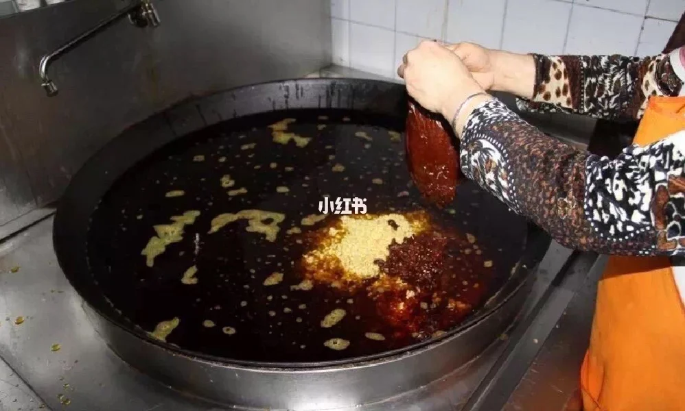 制作意式红酱时应选用的锅具