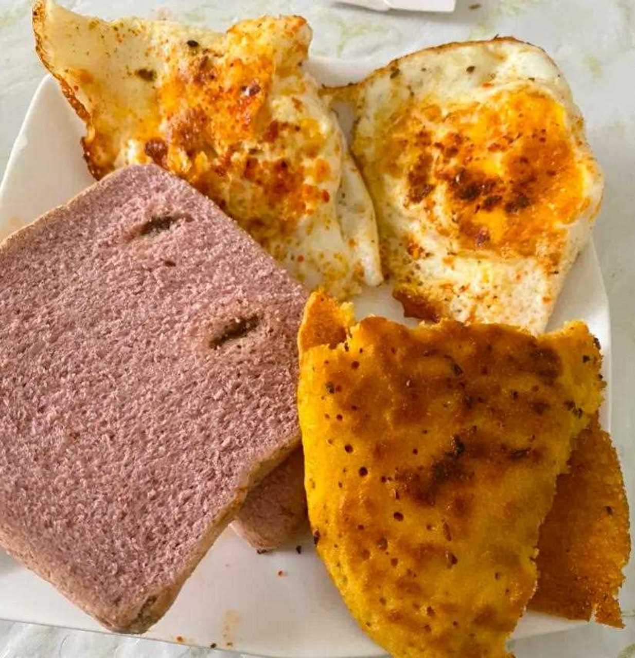 玉米饼与蛋的丰富早餐组合