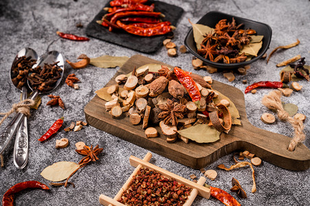 火锅中使用不同的香料提升风味